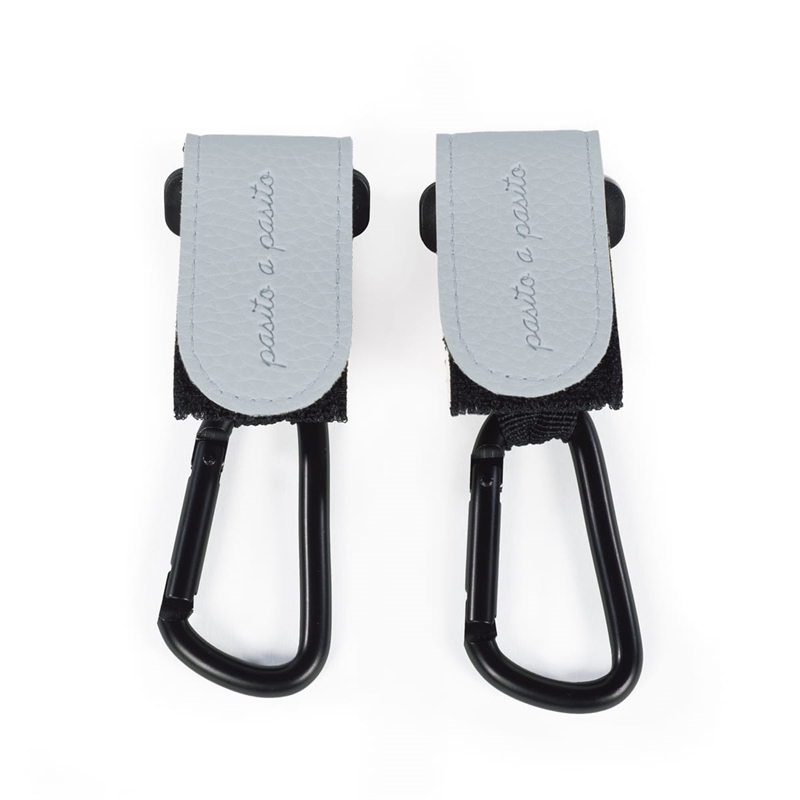 Set 2 Ganci per Passeggino Icon Sky - Pasito a Pasito - Stili di Vita Baby Concept Store Set 2 Ganci per Passeggino Icon Sky - Pasito a Pasito - Stili di Vita Baby Concept Store